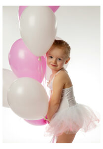 kleines Mädchen in Rosa mit Ballons glanzlicht