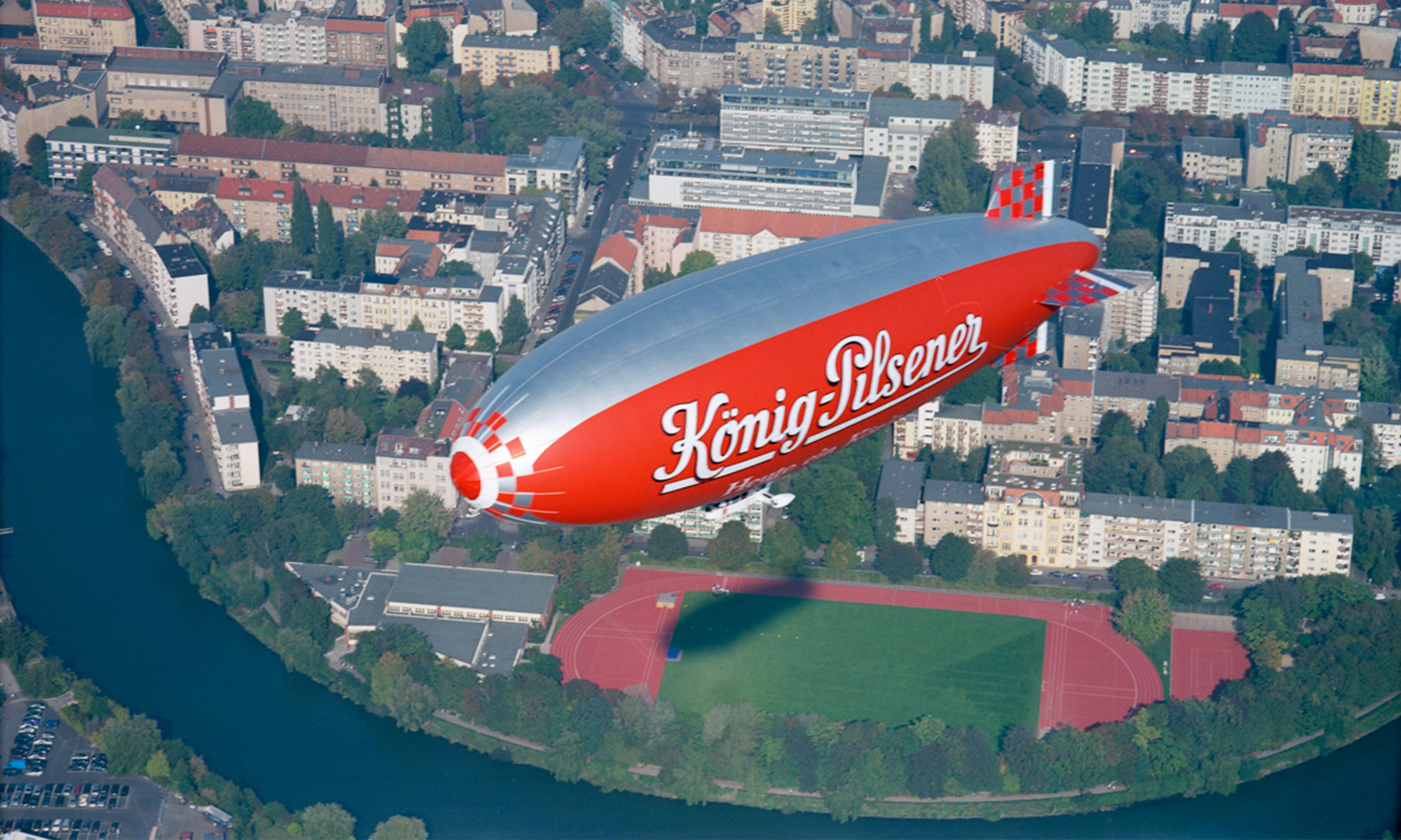 luftbildaufnahme-eines-zeppelins-mit-der-aufschrift-koenigs-pilsener